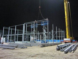 Staalbouw in de avond