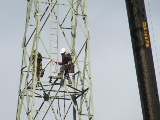 Hoogspanningsmast demontage met snijbrander