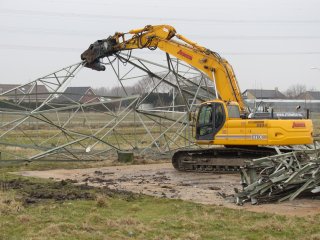 Hoogspanningsmast slopen - staal knippen