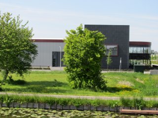 Bedrijfsgebouw in het groen