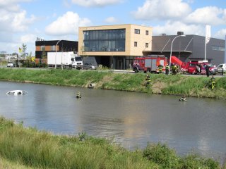 Harnaschpolder brandweeroefening in het water