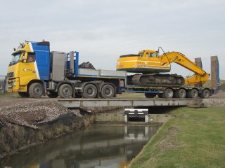 Transport over tijdelijke brug