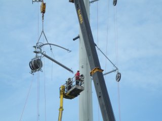 Hoogspanningslijn montage isolatoren