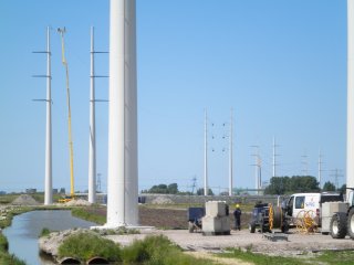 Kabels trekken hoogspanningstrace