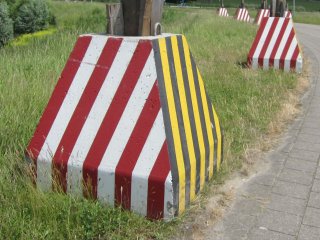 Betonnen voeten voor beschermingsjukken bij trekken hoogspanningskabels