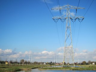 Harnaschpolder oude en nieuwe hoogspanningsmasten