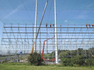 Beschermingsconstructie wegen bij trekken hoogspanningskabels