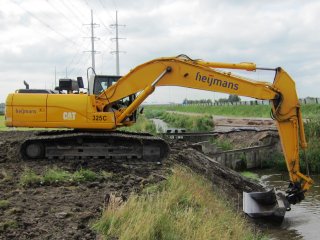 Graafmachine slootkkant herstellen